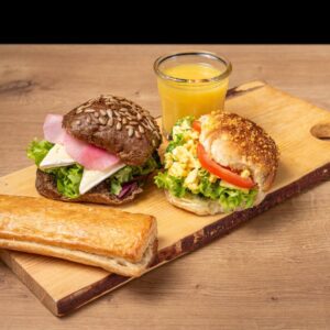 2 belegde broodjes, hartige snack & jus