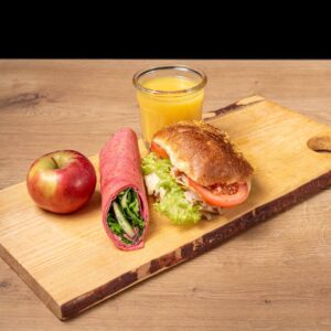 Belegde broodjes, wraps, sap en fruit