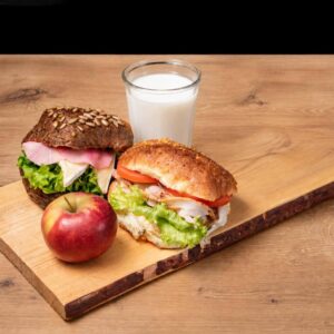 Harde broodjes met fruit en melk
