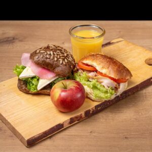 Zachte broodjes met fruit en sap
