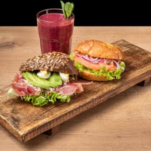Luxe lunchschaal met belegde broodjes & verse sap